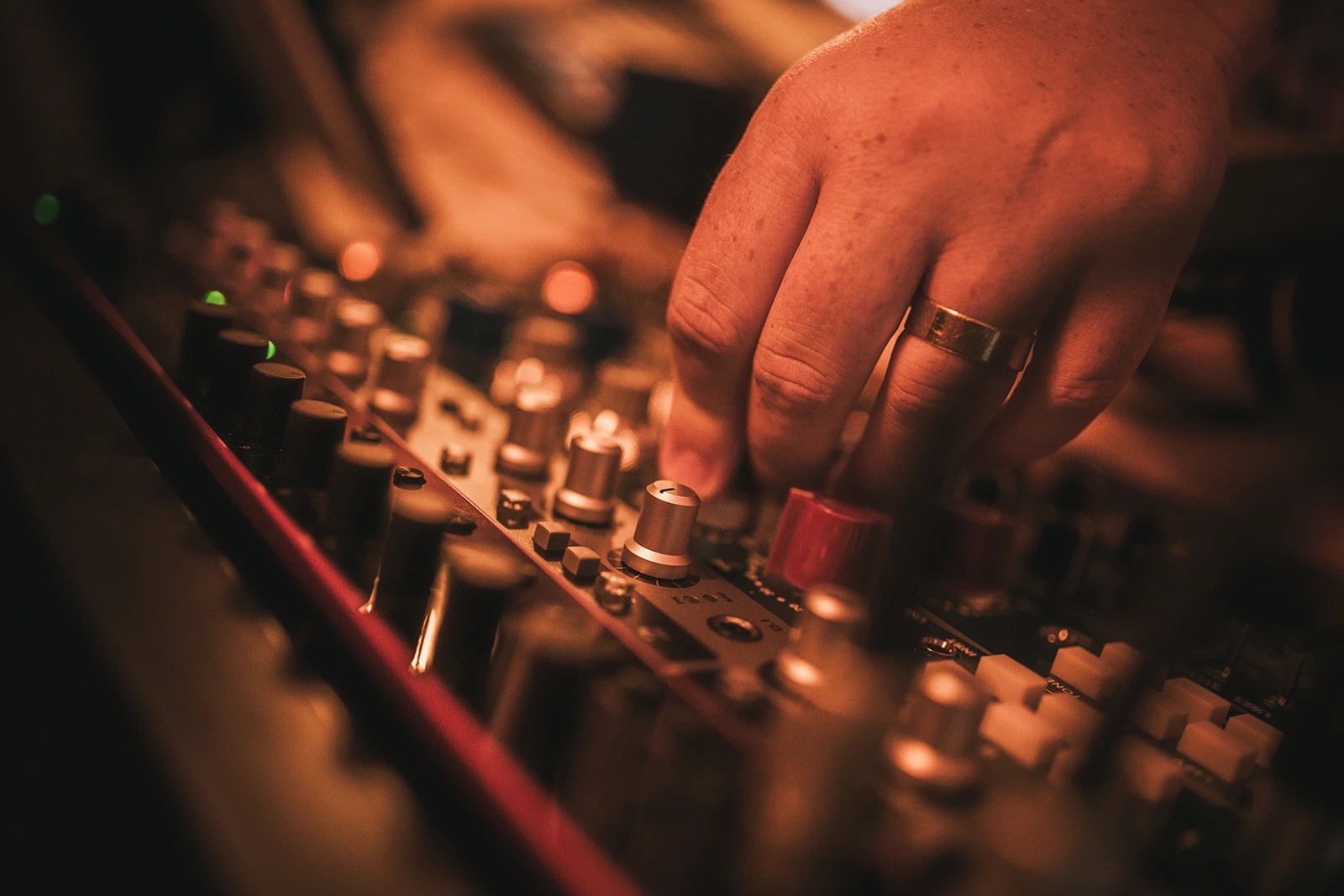Hands on the RIPPLES mixing console